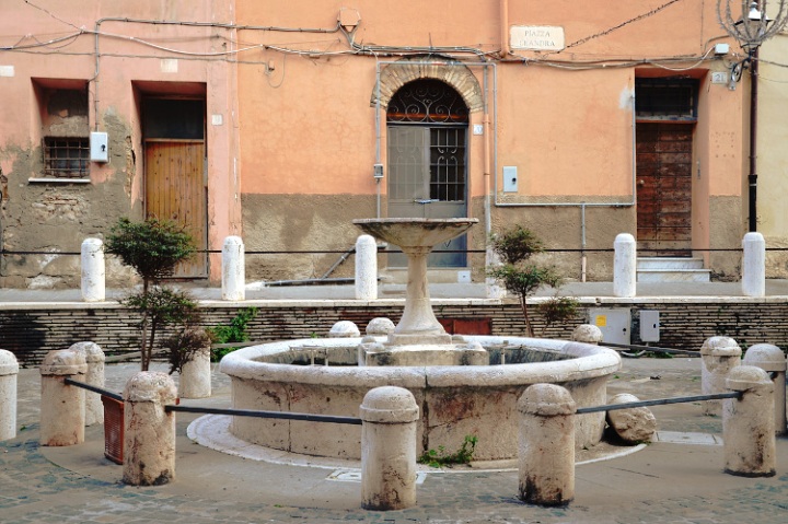 Piazza Leandra, le coeur du centre historique de Civitavecchia